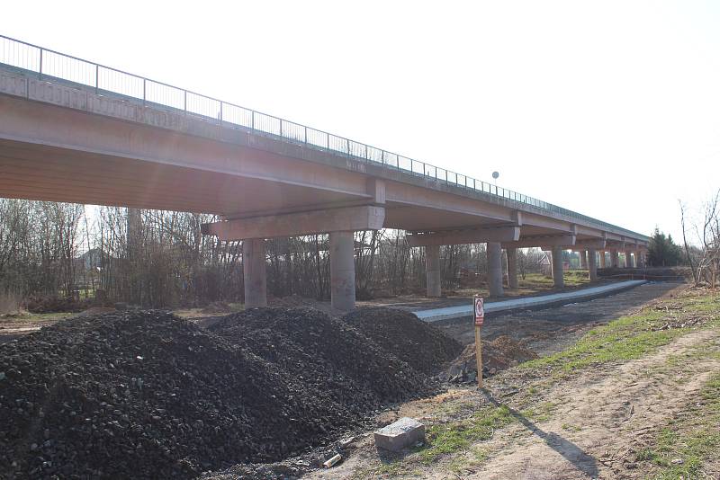 Most na obchvatu Hořic bude uzavřen pro dopravu 25. dubna. Nyní probíhá příprava objízdné trasy ulic Husova a Táboritská, do Hořic se denně povalí 14 tisíc aut.