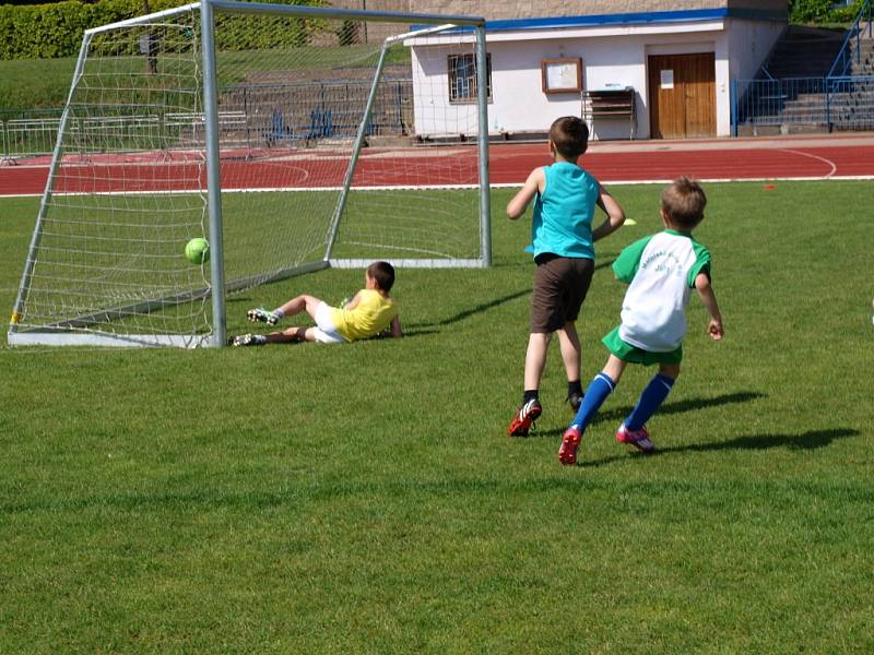 Fotbalový turnaj mateřských škol na jičínském stadionu.