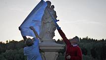 Na slavnostní odhalení nové sochy při západu slunce ve středu 18. května se sešlo okolo padesáti lidí. "Je krásná, taková něžná. Zase bude Červenou Třemešnou chránit," pochvalují si místní.
