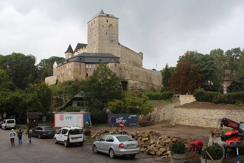 Nově zrevitalizovaný hrad otevřel své brány davům turistů, pro které byl připravený kulturní program, prohlídky, mučírna i nově zpřístupněné přízemí s plastikou hradu, portréty majitelů a vizualizacemi původní podoby Kosti.