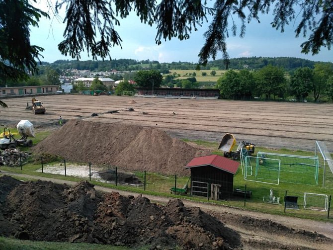 První etapou plánované rekonstrukce hořického fotbalového hřiště je renovace hrací plochy.