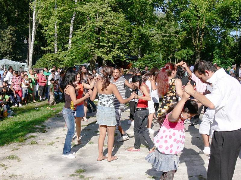 Z romského festivalu Bašaviben 2009 v Hořicích.