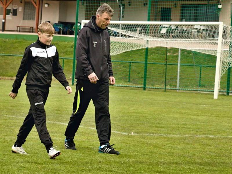 Jan Kučera se rozhodl pomoci svému synovi na vlastní pěst a dal do pohybu kampaň, která oslovuje nejen fotbalisty z celé republiky. Výzva apeluje na lidi, aby se rozhodli darovat krev a zapsali se do registru dárců kostní dřeně.