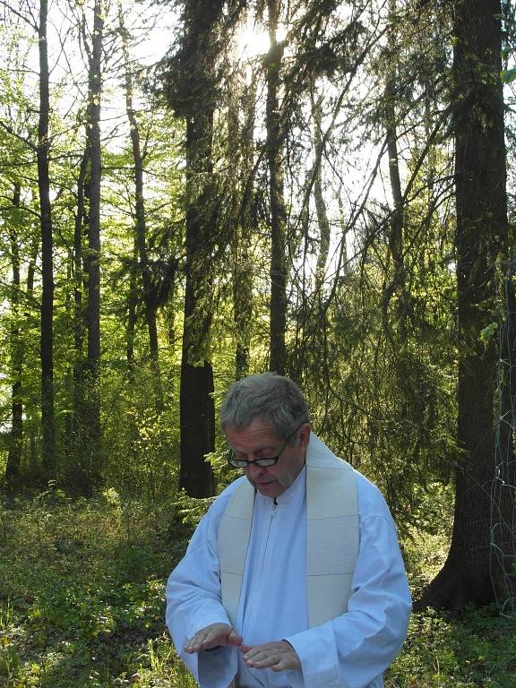 Lesní mše u Lužan za vodu s farářem Josefem Kordíkem.
