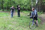 REPORTÉŘI instruují miletínského starostu Miroslava Noska, kam přesně má na kole dojet a kdy musí sesednout. 