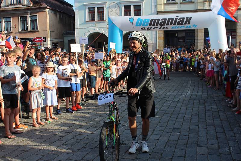 Daniela Polmana, který dokončil extrémní cyklistický závod napříč Amerikou, vítala Nová Paka. Amatérský cyklista se davu poklonil a poděkoval za přízeň fanoušků, která ho hnala do cíle nejtěžšího a nejdelšího závodu světa.