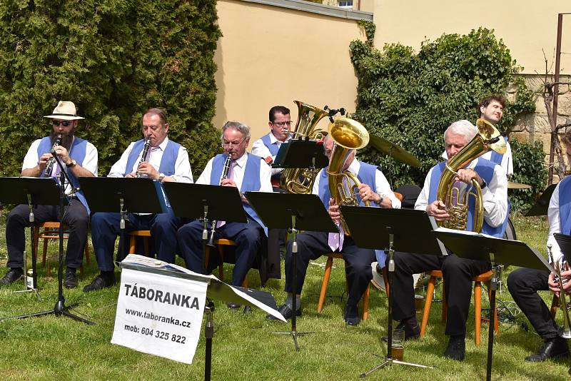 V Jičíně zahrála kapela Táboranka, složená z hudebníků z okolí kopce Tábor u Lomnice nad Popelkou.
