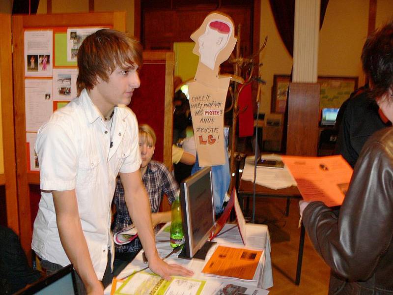 Prezentace škol v jičínském kulturním domě Student 2010.