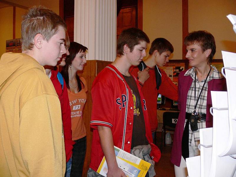 Prezentace škol v jičínském kulturním domě Student 2010.