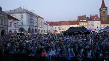 Před koncertem kapely Jelen se náměstí zaplnilo.