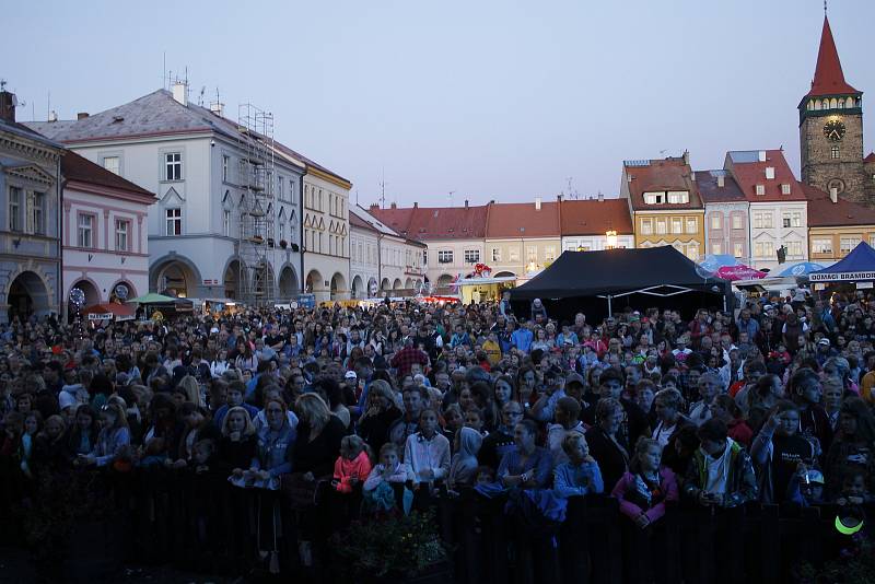 Před koncertem kapely Jelen se náměstí zaplnilo.