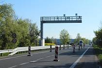 V Moravčicích u Jičína vyrostla nová kontrolní brána mýtného.