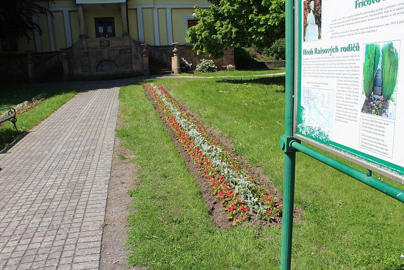 Ve středu dokončili výsadbu letniček v lázeňském městě žáci III. ročníků.