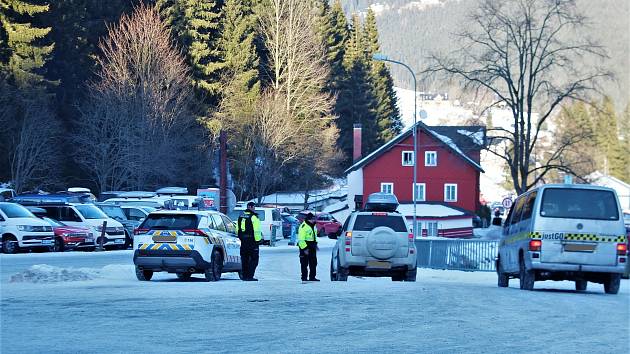 V Peci pod Sněžkou se k obvyklým davům lyžařů přidali ještě návštěvníci závodu RedBull Homerun. Snaha najít parkování mohla trvat i hodinu a pro některé byla marná. A ti, kteří auto nechali na neznačených místech, po návratu čekalo nepříjemné překvapení.