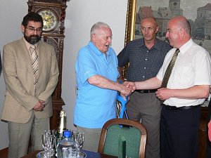 Profesor Emanuel Bosák, oceněný Medailí Pierra de Coubertina, byl pozván na jičínskou radnici.