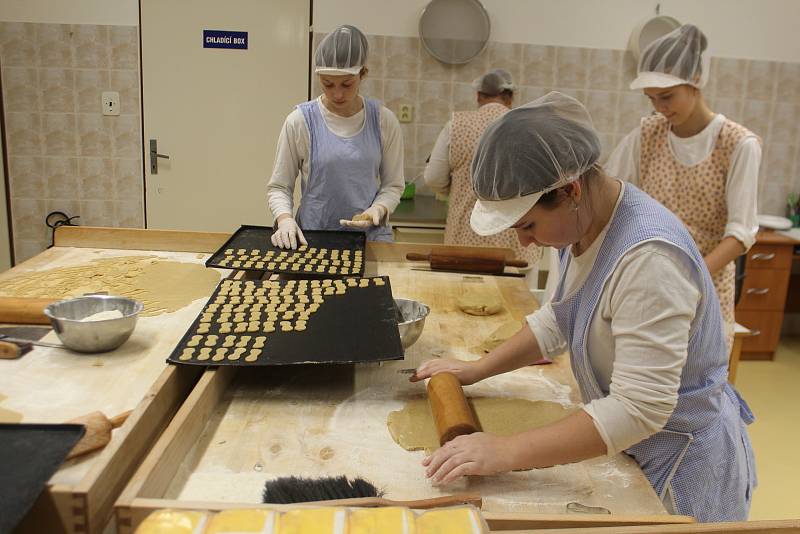 V novopacké cukrářské dílně Střední školy gastronomie a služeb zahájili výrobu vánočního cukroví. Odhadem tu vyexpedují 1800 kilogramů dobrot.