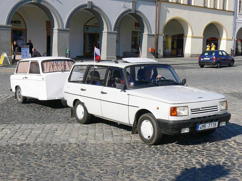 Trabi 2011 - vozy na jičínském Valdštejnově náměstí.