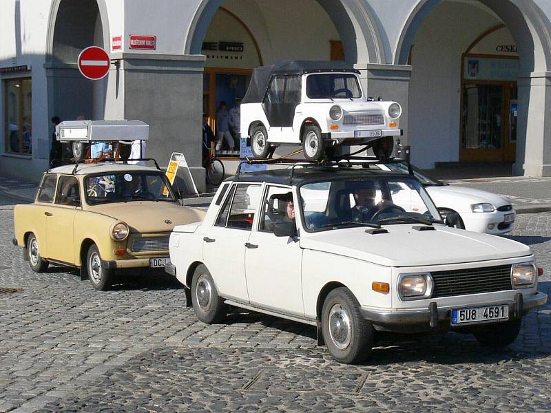Trabi 2011 - vozy na jičínském Valdštejnově náměstí.