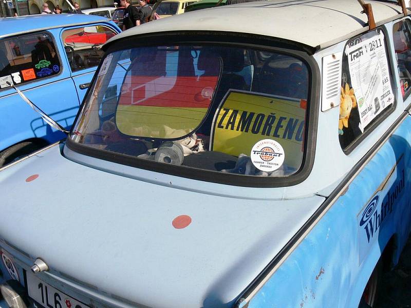 Trabi 2011 - vozy na jičínském Valdštejnově náměstí.