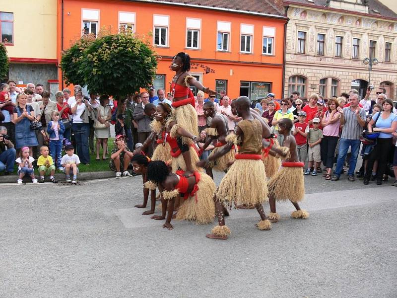 Vystoupení souboru Motema z Konžské demokratické republiky; předvedli i násilí, které se během války v jejich republice odehrávalo.