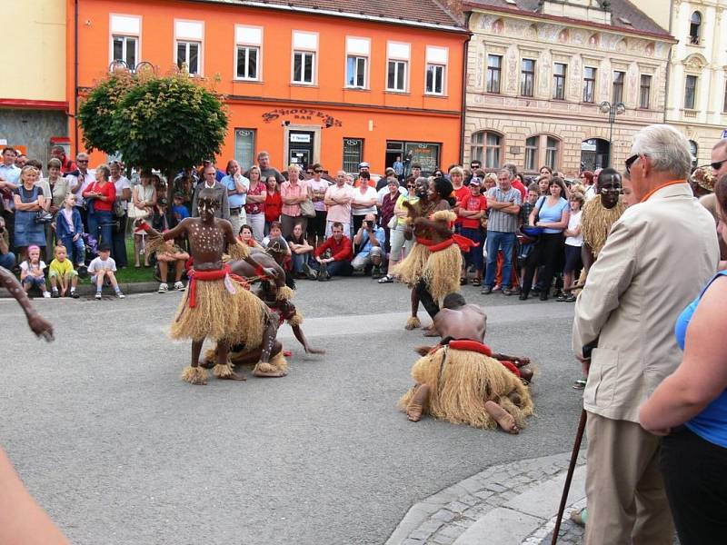 Vystoupení souboru Motema z Konžské demokratické republiky; předvedli i násilí, které se během války v jejich republice odehrávalo.