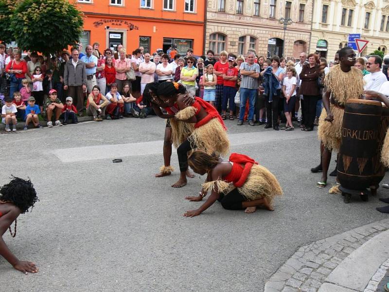 Vystoupení souboru Motema z Konžské demokratické republiky; předvedli i násilí, které se během války v jejich republice odehrávalo.