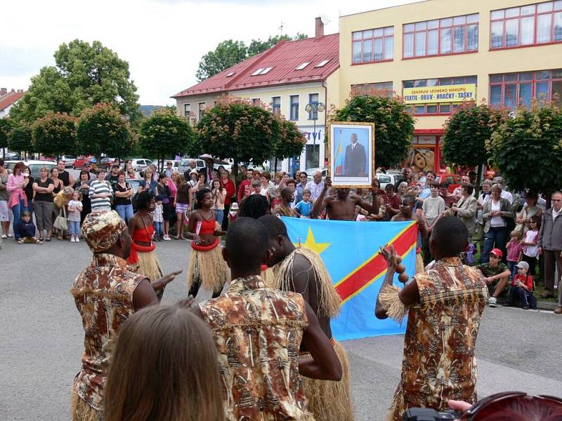 Vystoupení souboru Motema z Konžské demokratické republiky; předvedli i násilí, které se během války v jejich republice odehrávalo.