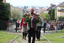 V pátek 6. května 2022 položili zástupci vedení města, pamětníci i příslušníci Českého svazu bojovníků za svobodu věnce na pomníky pod Čeřovkou a v Popovicích.