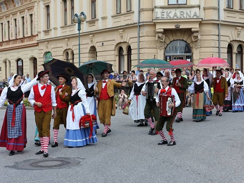 Z bělohradských folklorních slavností Pod Zvičinou.