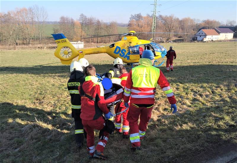 Muž z Jičínska se popálil a vrtulník ho transportoval do Prahy