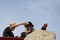 Pantáta Okrášlovacího spolku Rašin František Kozel a "otec" trpaslíka, autor návrhu Kurt Gebauer pokřtili monument pivem z hořického pivovaru JungBerg.