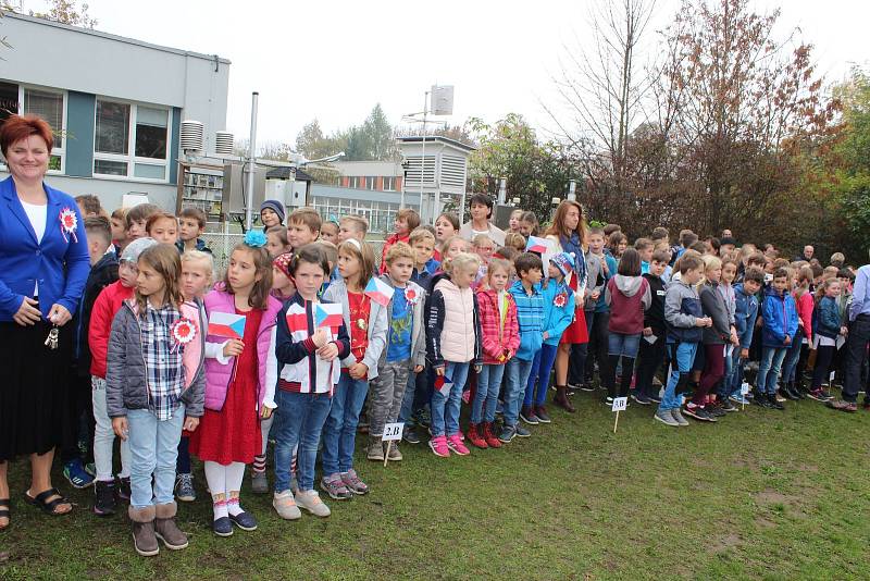 Veřejnost, žáci ZŠ Husova a představitelé města Jičín si připomněli Den vzniku samostatného československého státu.