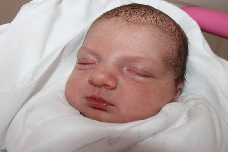 Amálie Křížková je prvním přírůstkem do rodiny Lucie a Tomáše Křížkových z Turnova. Malá slečna se narodila v jičínské porodnici 9. května v 16.11 hodin s váhou 3960 gramů a mírou 50 cm.