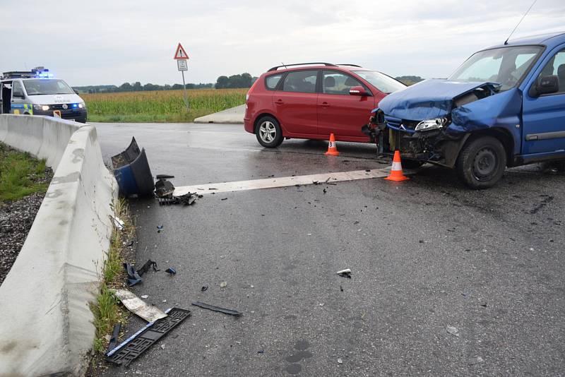 V sobotu večer se u Radimi srazila tři auta. Přehlednost křižovatky snižuje vzrostlá kukuřice.