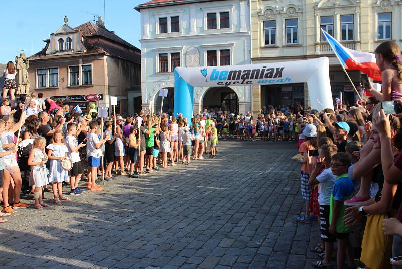 Daniela Polmana, který dokončil extrémní cyklistický závod napříč Amerikou, vítala Nová Paka. Amatérský cyklista se davu poklonil a poděkoval za přízeň fanoušků, která ho hnala do cíle nejtěžšího a nejdelšího závodu světa.