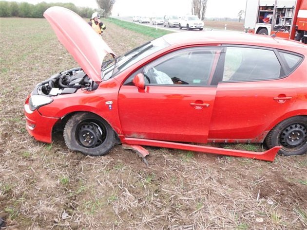 Nehoda osobního automobilu u Ostroměře.