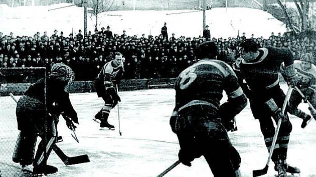 Historický snímek z jičínského stadionu.