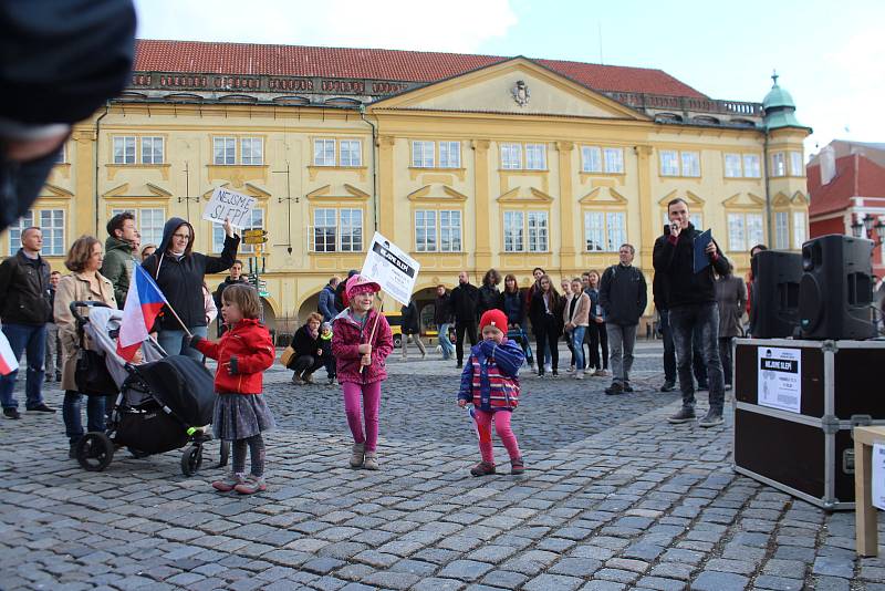 Demonstranti požadovali demisi Benešové a odchod Babiše.