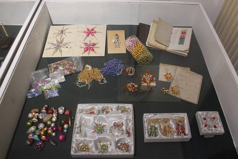 V domácnosti je měl v minulosti snad každý, nedávno se perličkové ozdoby z Poniklé na Semilsku dostaly dokonce na seznam UNESCO. V jičínském muzeu budou vystaveny do 9. ledna.