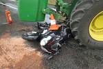 Nehoda traktoru a motocyklu u Rohoznice si vyžádala jedno lehké zranění.