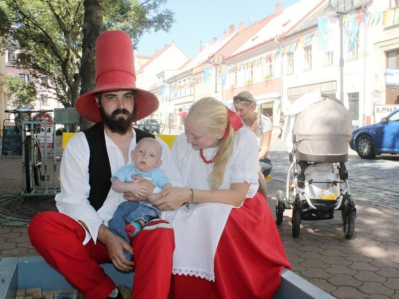 Rumcajs a Manka si na kostkovišti hrají s dětmi.