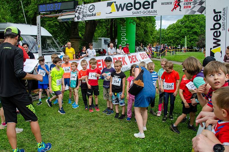 8. ročník závodu WEBER City Run Jičín odstartoval v sobotu 21. května odpoledne. Trasy 5 a 10 kilometrů vedly historickým centrem města, dále pak Lipovou alejí a okolo rybníka Kníže zpět.