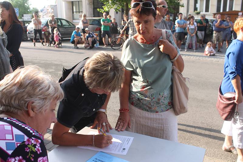 Nová Paka – K protestní úterní akci za odchod Andreje Babiše z vlády se na Masarykově náměstí v Nové Pace připojilo nakonec přes 160 lidí.