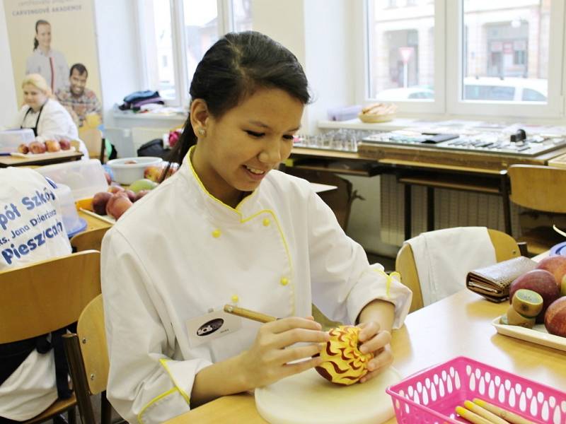 Ozdobné vyřezávání v novopacké Střední škole gastronomie a služeb.