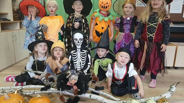 OBRAZEM: Děti v MŠ Máj oslavily podzim halloweenskými kostýmy a  bramboračkou - Jičínský deník