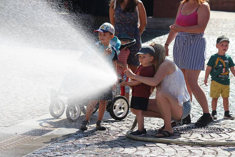 Holky a kluci se na návštěvu připravily, přinesli si hasičská trička, kšiltovky i hračky. "Všechno musí mít hasičské," smála se jedna s maminek.