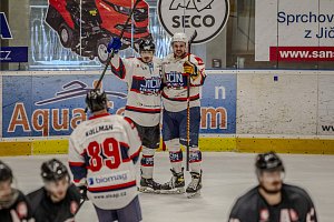Ve druhém utkání přehráli hokejisté Jičína na vlastním ledě Turnov výsledkem 6:3. Ve finále tak mají tři mečboly.
