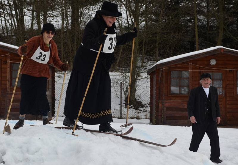 Závody na historických lyžích.
