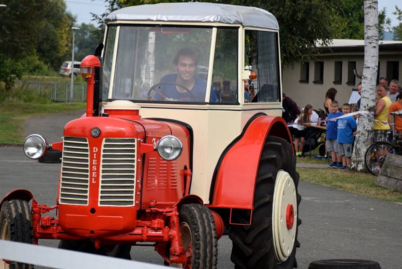 Na sraz Zetorů v Ohnišťanech přijelo přes 60 traktorových veteránů