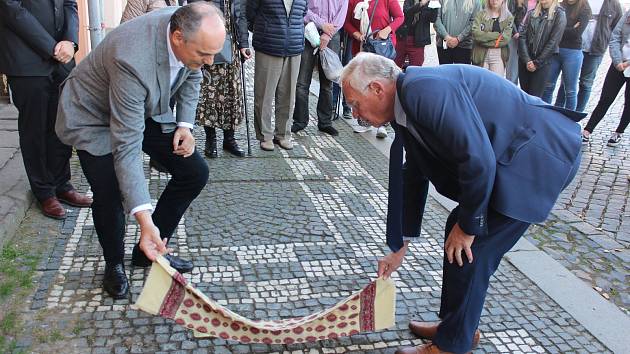 Odhalení Kamenů zmizelých za členy rodiny Goliathových se zúčastnili zástupci města, donátor Martin Kryl i přímí příbuzní rodiny.